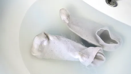 Ingredientul natural cu care albești șosetele într-o oră. Nu trebuie să folosești bicarbonat de sodiu!