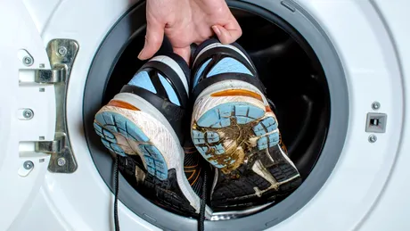 Ce adidași nu se spală niciodată în mașina de spălat. Detaliul la care trebuie să fii atent și cum îi cureți corect să nu îi strici