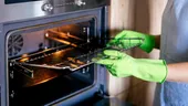 Ingredientul cu care cureți rapid grătarul cuptorului, fără să freci o veșnicie. Sigur îl ai în casă!