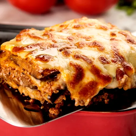 Cum se face musaca grecească. Rețeta veche de peste 100 de ani