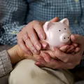 Pensionarii care pot primi înapoi banii reținuți pentru CASS. Pașii necesari pentru recuperarea sumelor