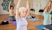 ⁠Are 102 ani și predă yoga de la 50 de ani. Povestea inspirațională a lui Charlotte Chopin și lucrurile simple care o mențin sănătoasă și plină de viață