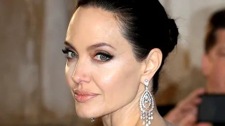 Angelina Jolie a suferit o paralizie facială după separarea de Brad Pitt