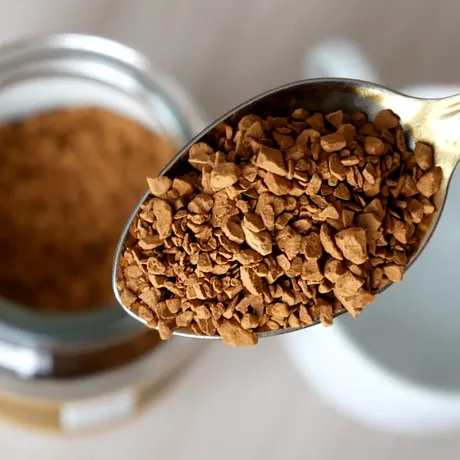 Ingredientul surpriză pe care toți îl pun în cafea pentru slăbit. Ce zice știința?