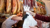 Cât costă porcul de Crăciun în 2025. De unde e mai avantajos să cumperi: din supermarketuri sau de la producătorii locali?