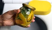 Ce să pui în rezervorul de toaletă să scapi de urmele galbele din wc. Ingredientul pe care trebuie să-l folosești o dată pe an