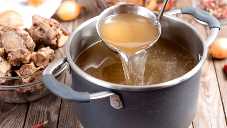 Cum prepari supă de oase de vită. Rețeta tradițională pe care trebuie să o încerci!