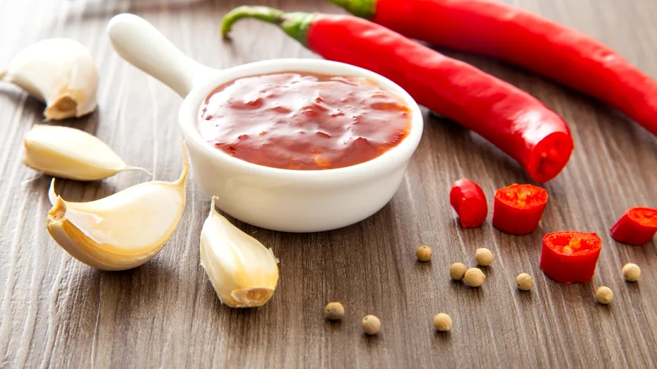 Sosul picant pe care nutriționiștii îl preferă în locul ketchupului. Are foarte puține calorii, dar ascunde un dezavantaj
