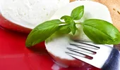 Mozzarella – cum recunoşti brânza falsificată