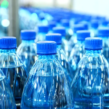 Reutilizarea sticlelor din plastic, un pericol pentru sănătatea digestiei noastre | Medic: „Vrem ca oamenii să rămână hidratați, dar nu cu riscul de a se îmbolnăvi sau a face o infecţie”