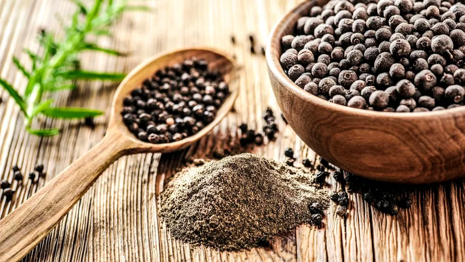 De ce să pui piper negru în vasul de toaletă. Trucul care e de mare ajutor pentru oricine