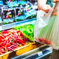Schimbări majore în supermarketuri! Pungile de plastic pentru fructe și legume vor fi interzise în toată Uniunea Europeană