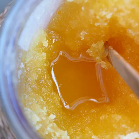 Mierea cristalizată: cât de sigur este să o consumi și cum o faci să revină la normal