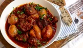 Rețetă Stifado | Cum se gătește tocănița grecească și ce condiment bizar se folosește