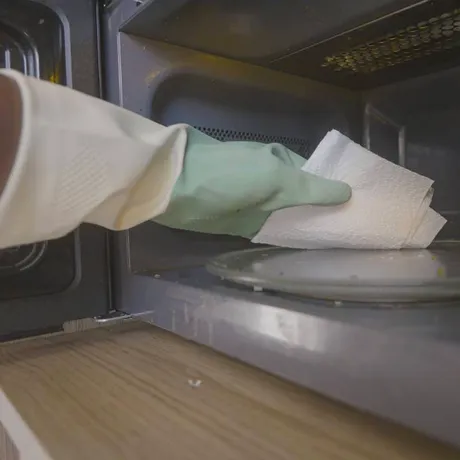 Cum să cureți rapid cuptorul cu microunde. Metoda simplă care elimină depunerile lipicioase