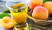 Cum să faci cea mai bună CAISATĂ sau lichior de caise. Câte zile se țin fructele în alcool