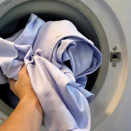 Cum îndepărtezi petele de clor de pe haine. Doar așa poți să-ți salvezi îmbrăcămintea