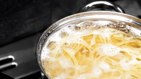 Câtă apă trebuie să pui în oală când fierbi pastele? Greșeala pe care o fac mulți