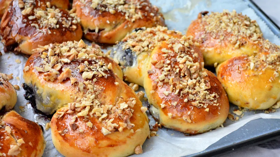 Mucenici de post cu miere și nucă, însiropați și pufoși. Fără ouă, unt sau lapte!