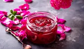 Secretul gospodinelor din Grecia pentru cea mai parfumată dulceață de trandafiri. Ingredientul surpriză adăugat la final