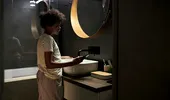 Cum întreții corect bateriile negre din baie sau bucătărie. Soluții eficiente și greșeli de evitat