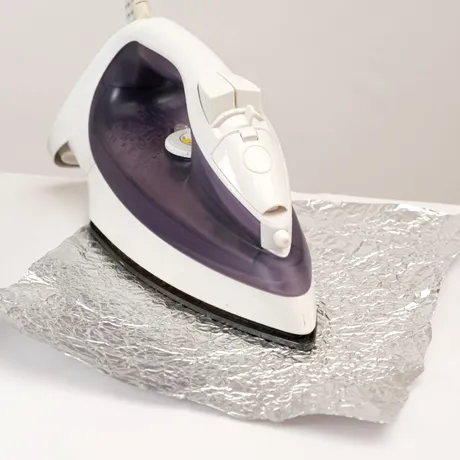 Trucul cu folia de aluminiu pe spatele fierului de călcat: ce face și de ce merită să-l încerci
