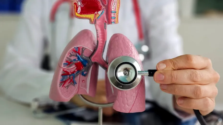 Tusea care nu dispare și lipsa de aer pot ascunde o boală pulmonară gravă. Semnele pe care nu ar trebui să le ignori