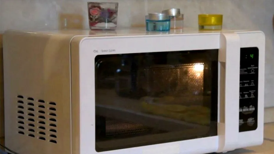 De ce să nu pui obiecte deasupra cuptorului cu microunde! Cât de periculos e acest gest