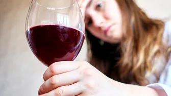 Te înroșești la față când bei alcool? Riști să ai probleme grave cu inima. Care este explicația