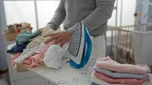 Curățarea fierului de călcat ars cu un ingredient neașteptat! Îl ai în casă, în cutia cu medicamente