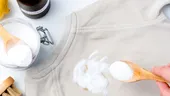 Cum elimini petele de pe haine, după ce s-au uscat. Trucul simplu din arsenalul gospodinelor
