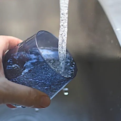 Metoda simplă de a purifica apa de la robinet! Microplasticele din ea sunt un pericol pentru sănătate