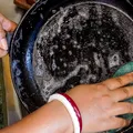 Cum să cureți grăsimea arsă de pe marginile tigăii. Trucuri simple care îndepărtează depunerile fără să deterioreze suprafața
