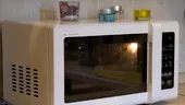 De ce să nu pui obiecte deasupra cuptorului cu microunde! Cât de periculos e acest gest