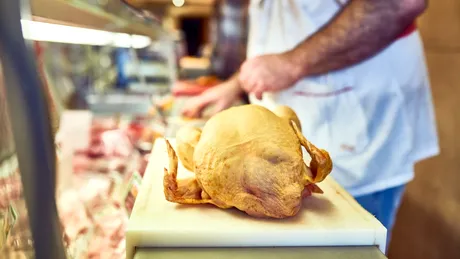 Alertă alimentară în România. Peste 500 de kilograme de carne de pui contaminată cu Salmonella și hering cu paraziți, retrase de la vânzare