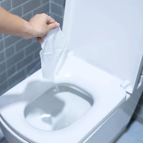 Ce să nu arunci niciodată în vasul de toaletă. Riști să se înfunde