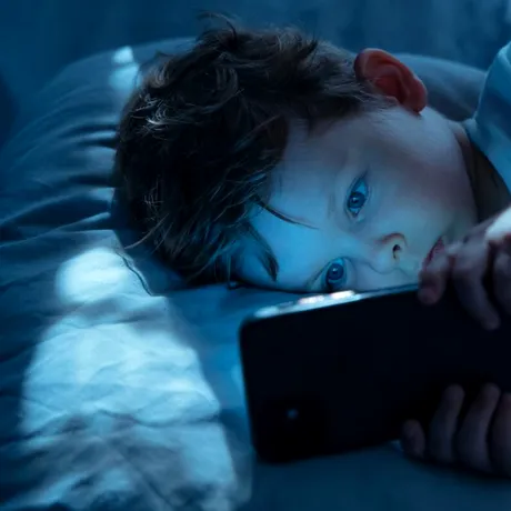 Studiu: copiii care stau peste 3 ore pe zi pe rețelele sociale, mai expuși la depresie și anxietate
