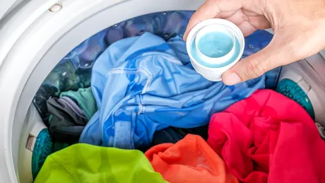 Metoda de spălat rufe care face furori pe internet! Ce greșeală mare faci când adaugi detergentul