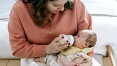 Cât te costă să crești un copil în primul an de viață, în România? Am făcut calculul complet pentru 2026