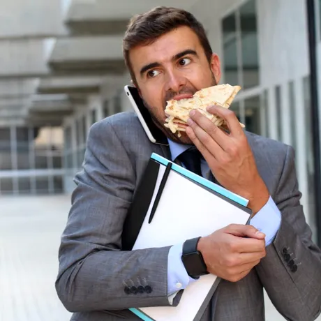 Mănânci pe fugă? Află cum îți afectează sănătatea acest obicei