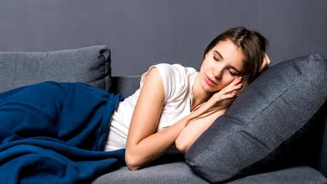 (P) De Ce Îți Amorțesc Mâinile în Somn? Legătura cu Poziția de Dormit