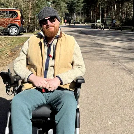 Un bărbat de 34 de ani a ajuns în scaun cu rotile după ce a ignorat un simptom aparent banal. Diagnosticul primit după zece luni i-a schimbat viața