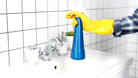 Trucul simplu care face rosturile din baie și bucătărie să arate ca noi. Nu e nevoie de frecare