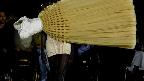 Prezentare inedită Viktor & Rolf. În ce rochii au defilat modelele