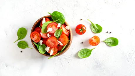 Cu ce să mănânci roșiile, de fapt, să le schimbi gustul. Așa nu mai ai deloc nevoie de sare