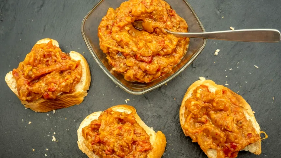 Rețeta-unică de zacuscă cu două ingrediente surpriză! Puține gospodine o cunosc