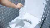 Ce să nu arunci niciodată în vasul de toaletă. Riști să se înfunde
