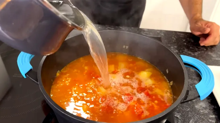 Ecuația borșului. Cât borș trebuie să pui în ciorbă, în funcție de câți litri de apă ai folosit