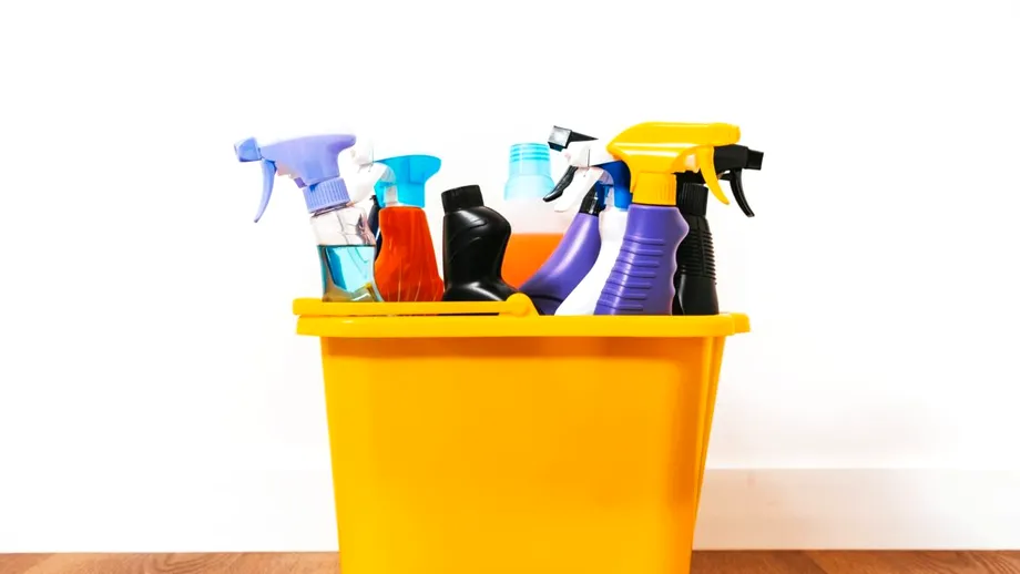 Produsele banale de curățenie pot fi mai periculoase decât crezi. La ce să fii atent