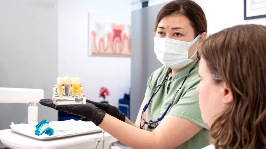 (P) Diferența dintre implant dentar și punte dentară: ce soluție ți se potrivește?